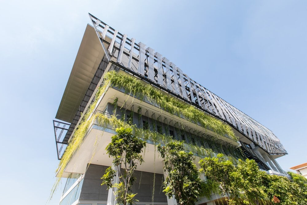 Exterior of the eco-friendly Harn Building, a landmark project achieving the German Sustainable Building Council (DGNB) Gold certificate with EGS BKK.