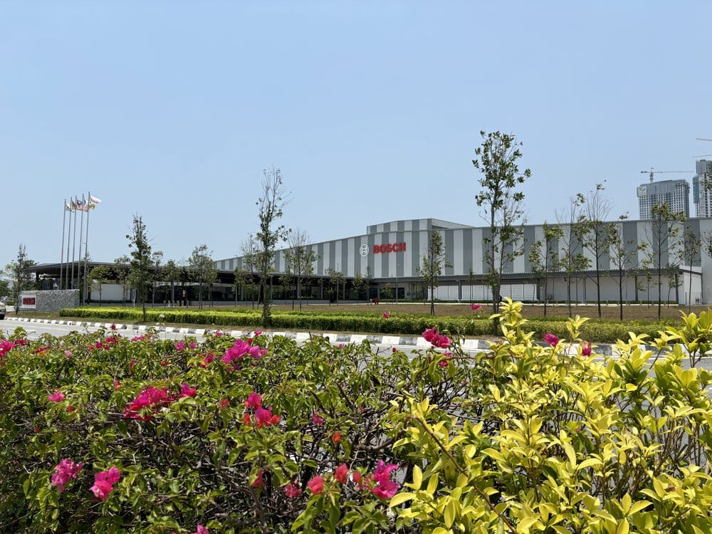 Bosch industrial plant facade with landscaped bougainvillea, representing excellence in DGNB Platinum sustainable building criteria consulted by EGS BKK.